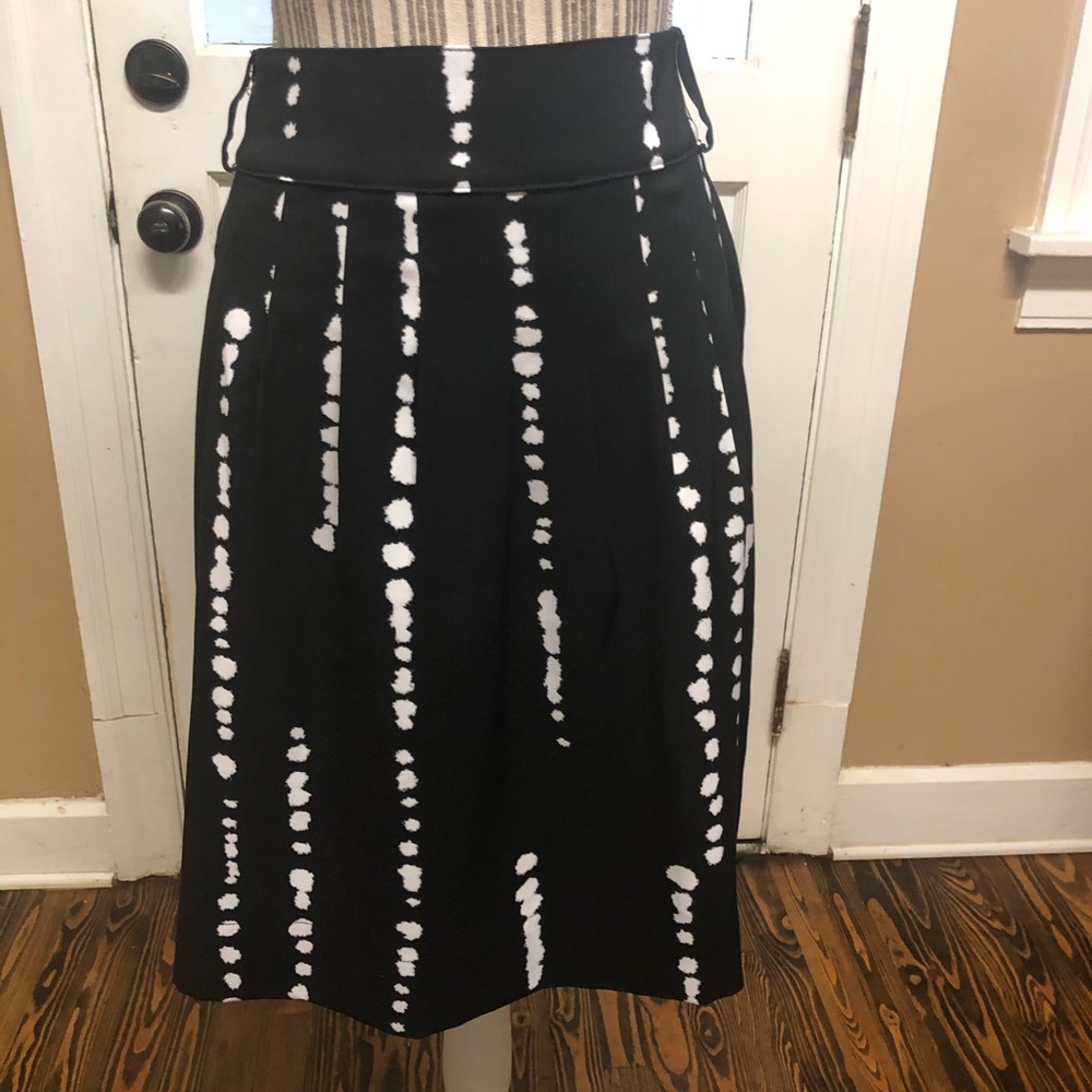 Worthington black/white tie dye pattern skirt